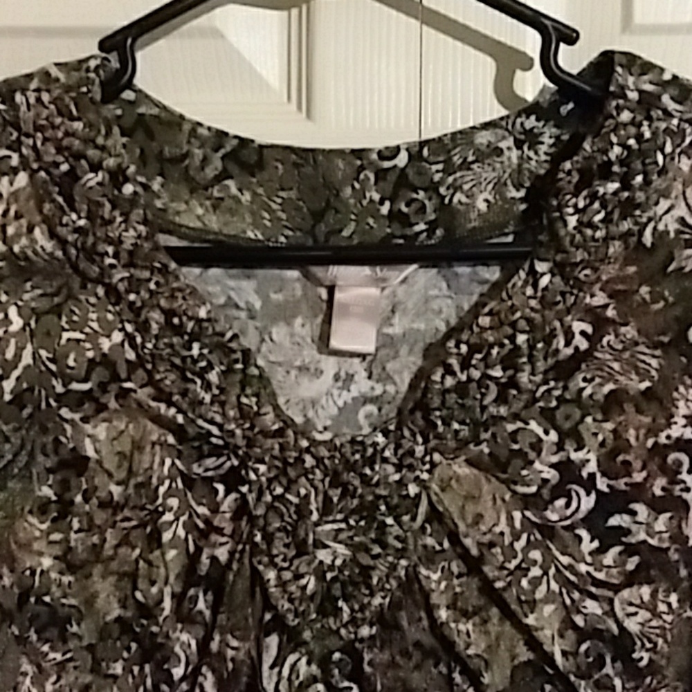 SOLD!!Beautiful top Size 2xl - Picture 2 of 5